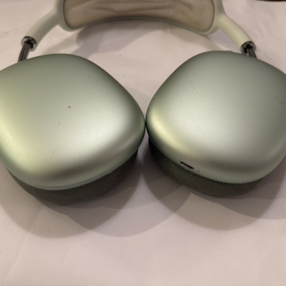 Apple Airpod Max (Gen 1) in Green - Picture 2 of 5